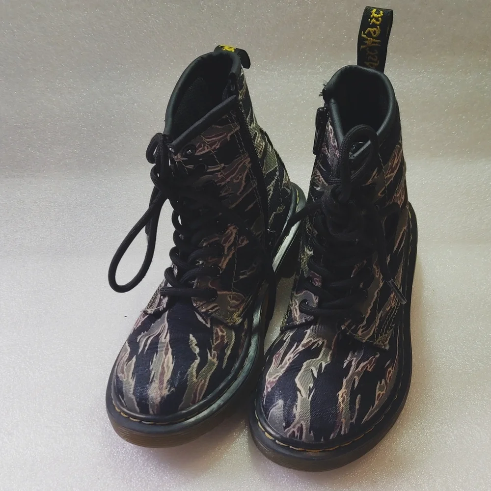 Dr. Martens Kids Camouflage Lace-Up Boots in Green and Black